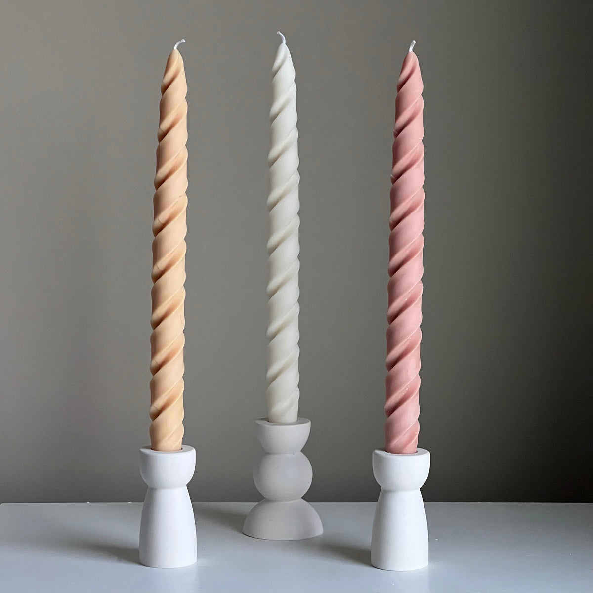 Vela cónica de cera de soja alta y retorcida: decoración artesanal en tonos pastel