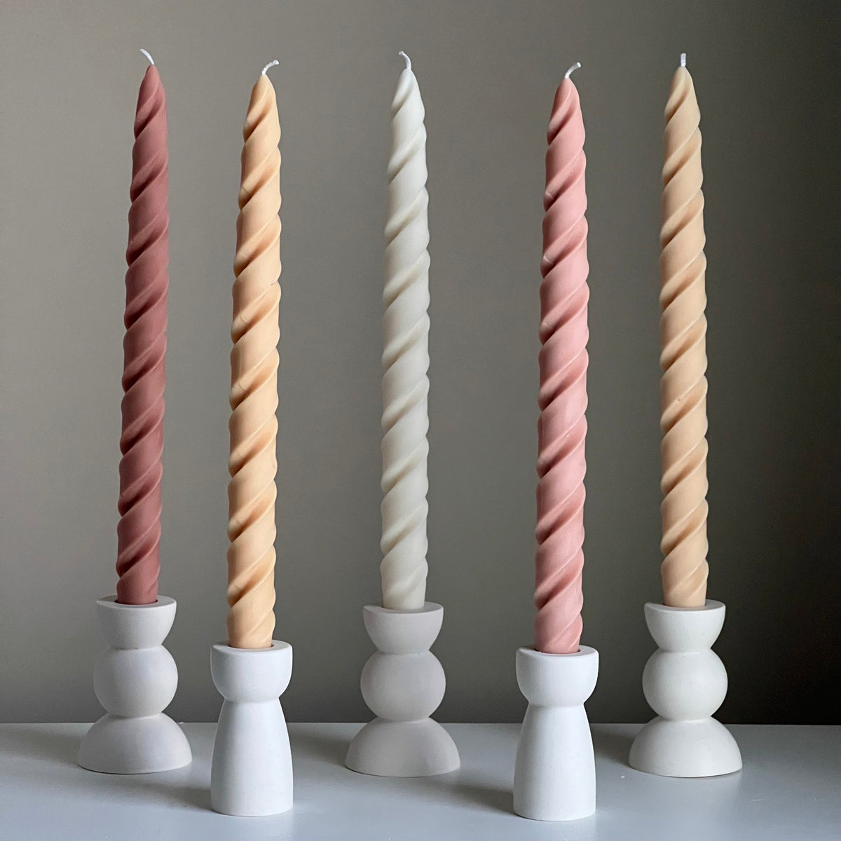 Vela cónica de cera de soja alta y retorcida: decoración artesanal en tonos pastel