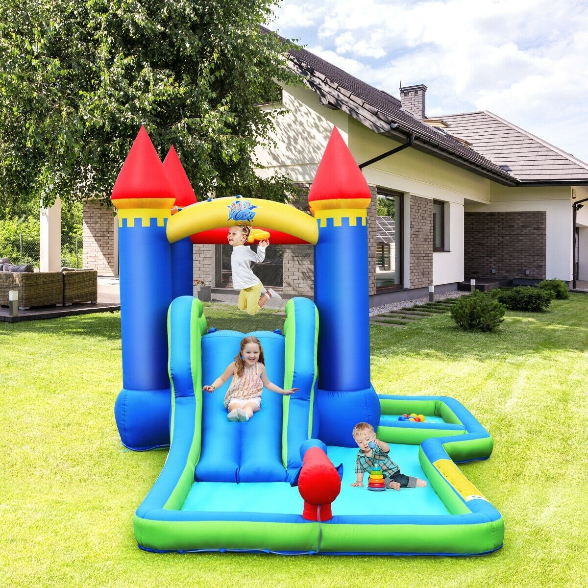 Parque acuático inflable tipo castillo con piscina de pelotas, puerta de malla de seguridad y soplador de 550 W