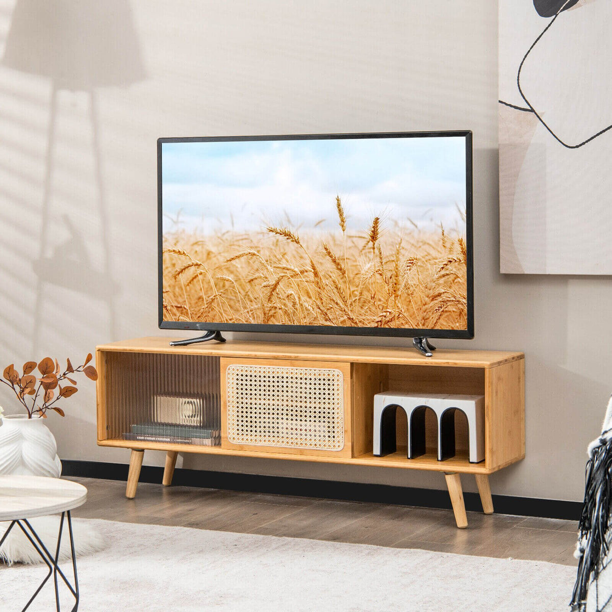 Moderner TV-Ständer mit Schiebetüren aus Rattan und Glas – Naturfarben