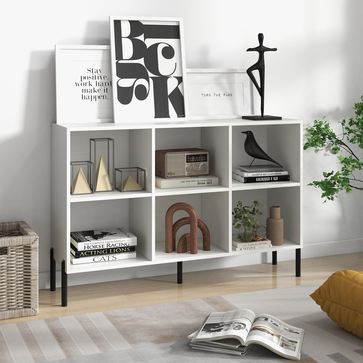 Bibliothèque blanche ouverte à l’arrière avec 6 compartiments, meuble bas de 119 cm de large sur pieds en métal
