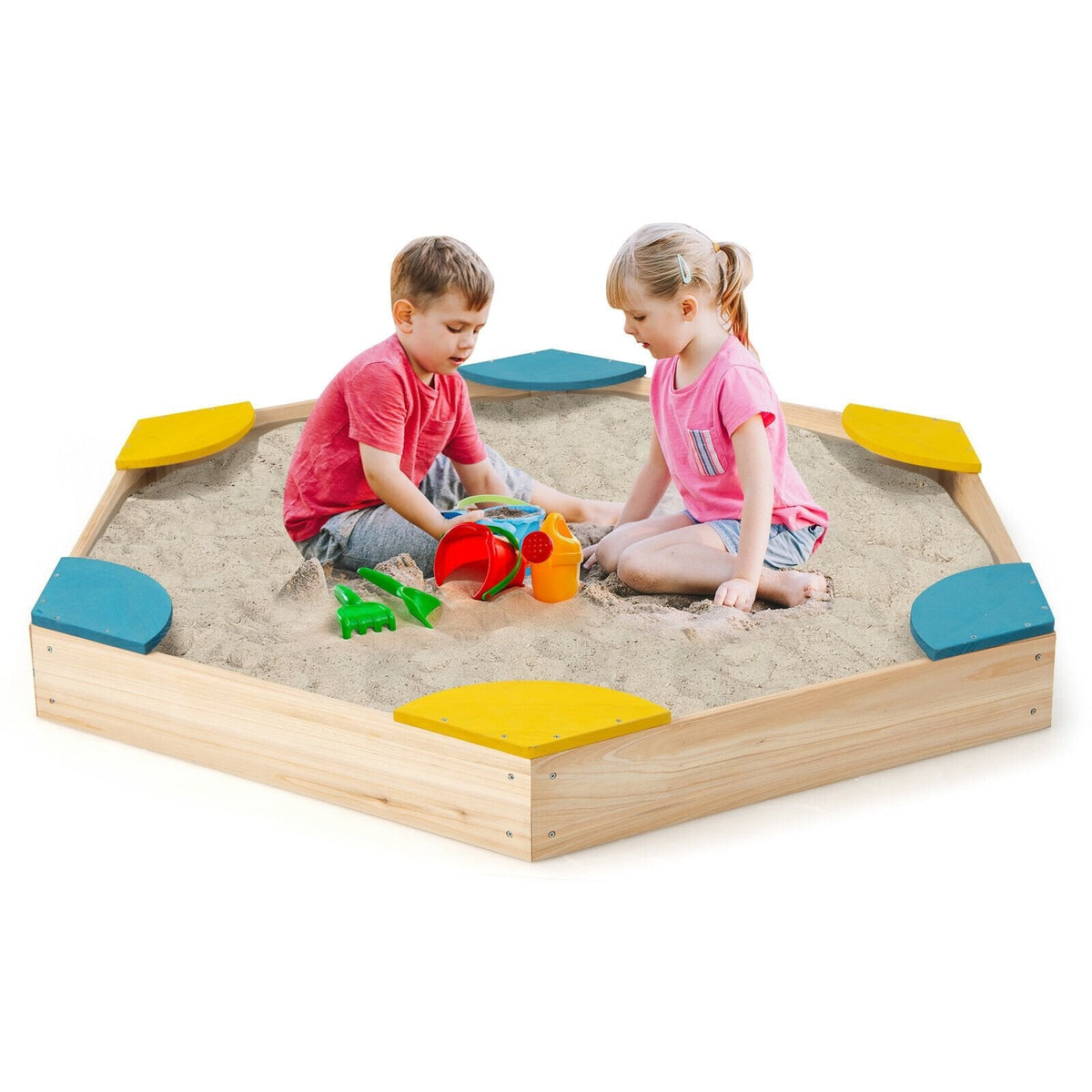 Massiver Outdoor-Sandkasten aus Holz mit 6 integrierten, fächerförmigen Sitzen