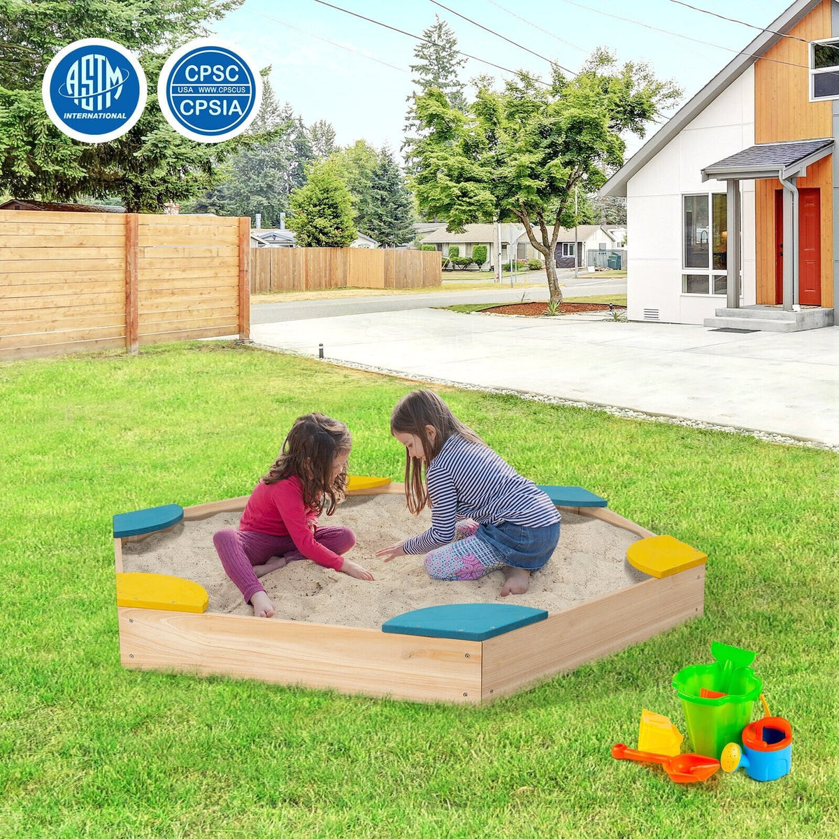 Massiver Outdoor-Sandkasten aus Holz mit 6 integrierten, fächerförmigen Sitzen