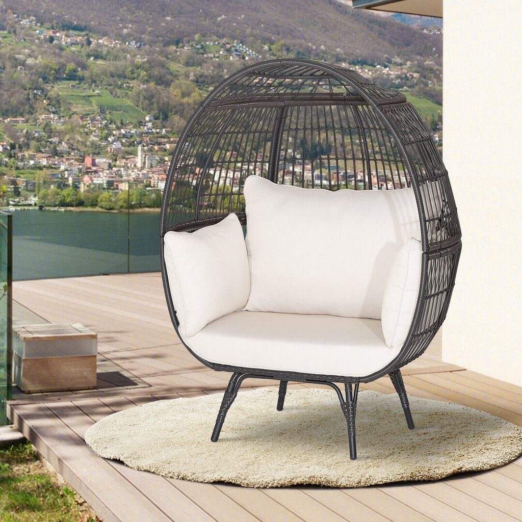 Übergroßer Lounge-Eierstuhl aus Korbgeflecht mit 4 cremeweißen Kissen, braunes Rattan