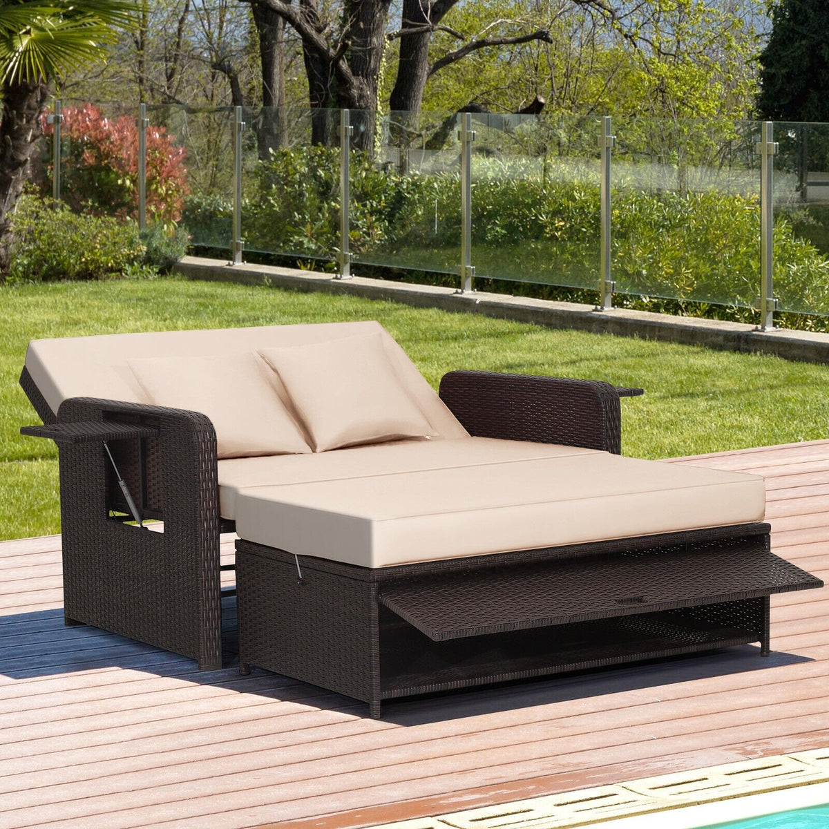 Rattan-Tagesbett mit 4-stufiger Rückenlehne und klappbaren Seitentischen, Braun