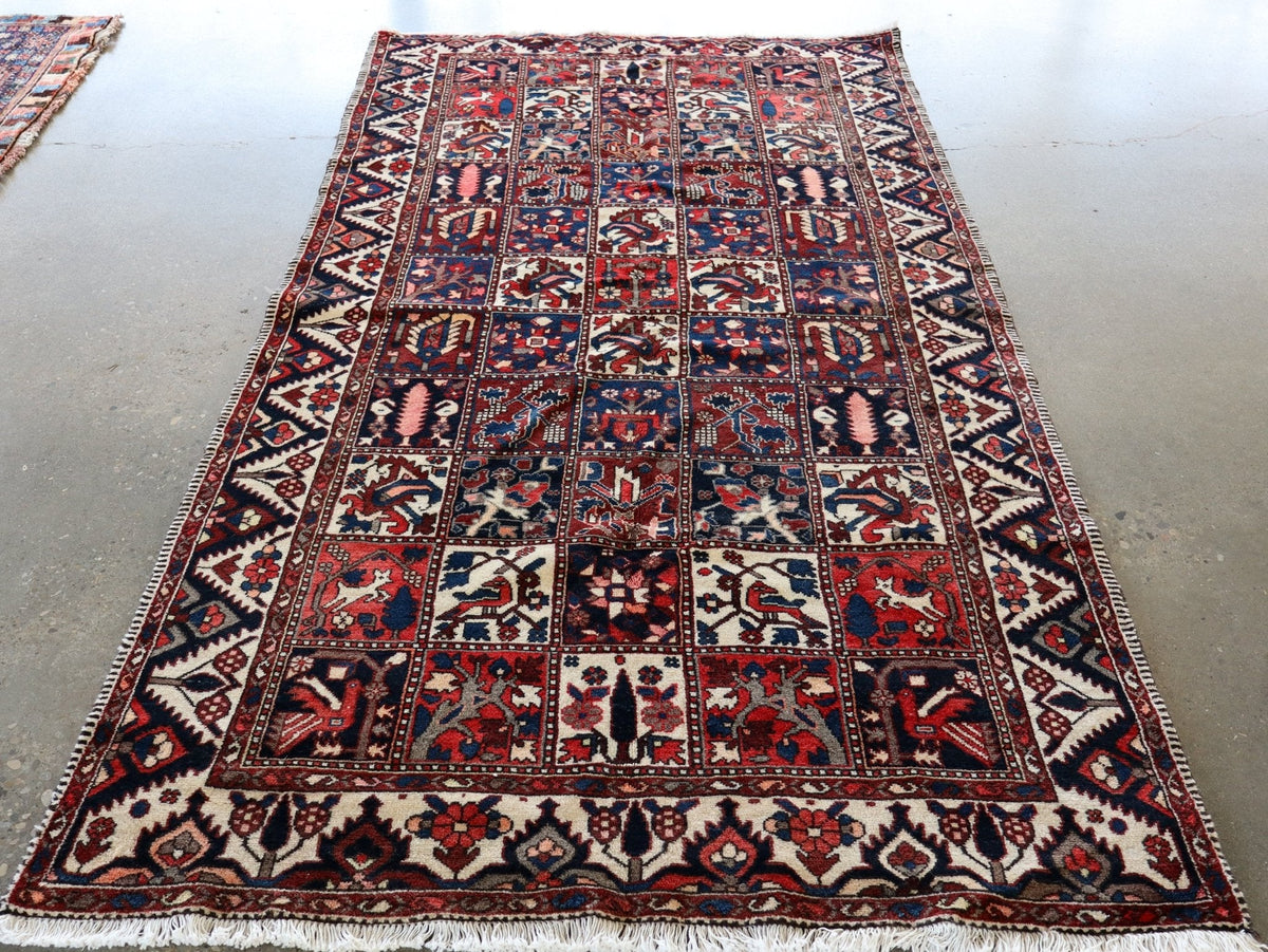 Persischer Bakhtiari-Teppich — Paneele mit Vögeln und Zypressengarten | 5'1" × 9'6"