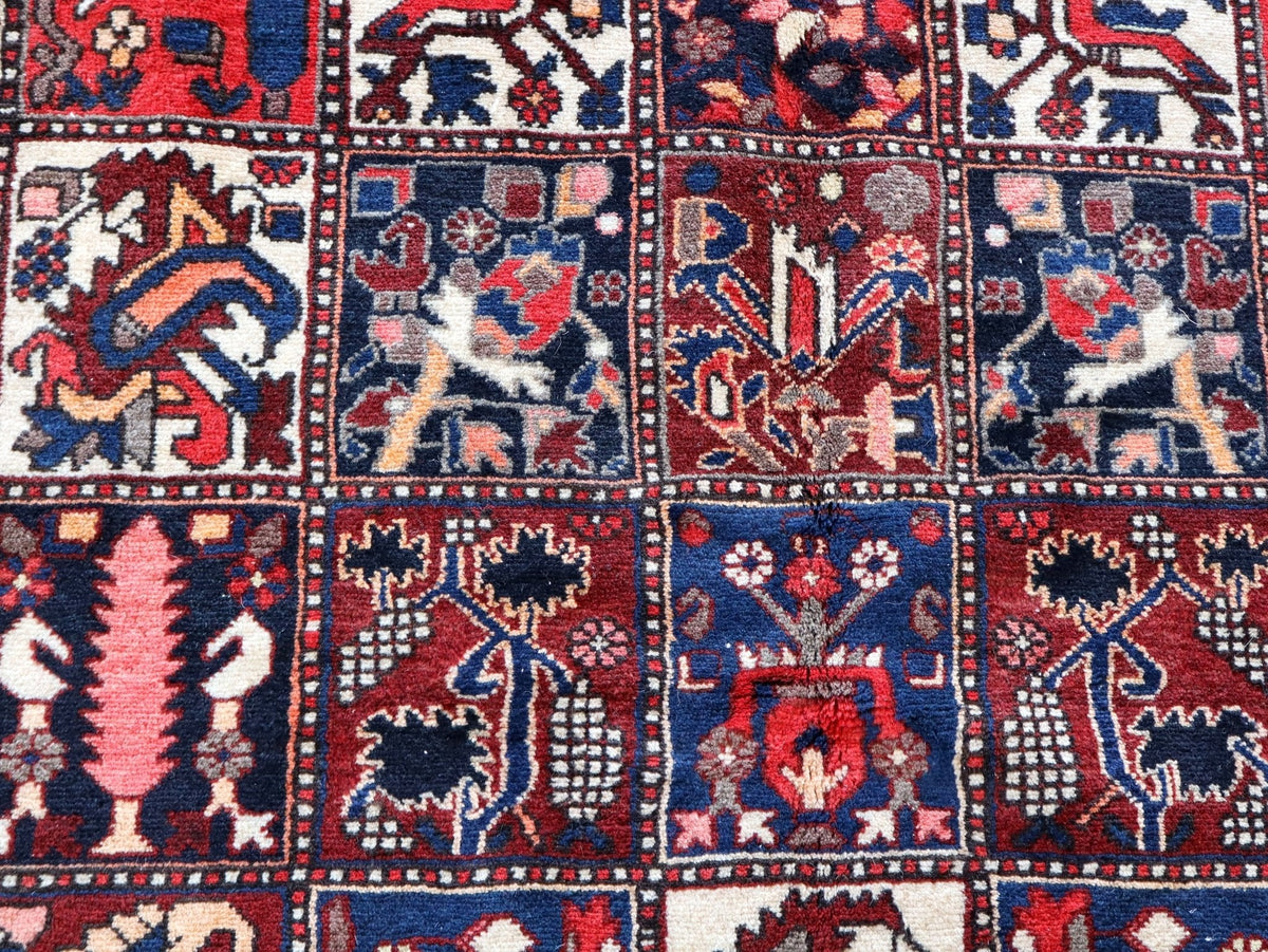 Persischer Bakhtiari-Teppich — Paneele mit Vögeln und Zypressengarten | 5'1" × 9'6"