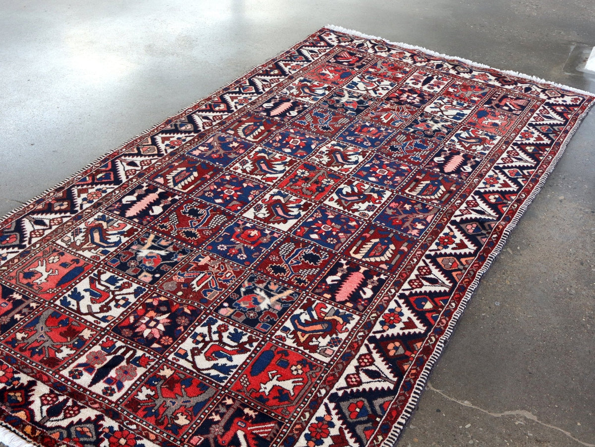 Persischer Bakhtiari-Teppich — Paneele mit Vögeln und Zypressengarten | 5'1" × 9'6"