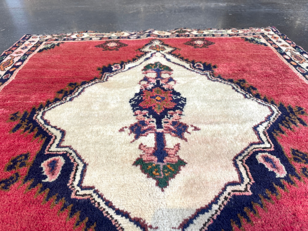 Boyukabad Accent Rug — Ivory Medallion on Rose Red | 3'5" × 3'9"