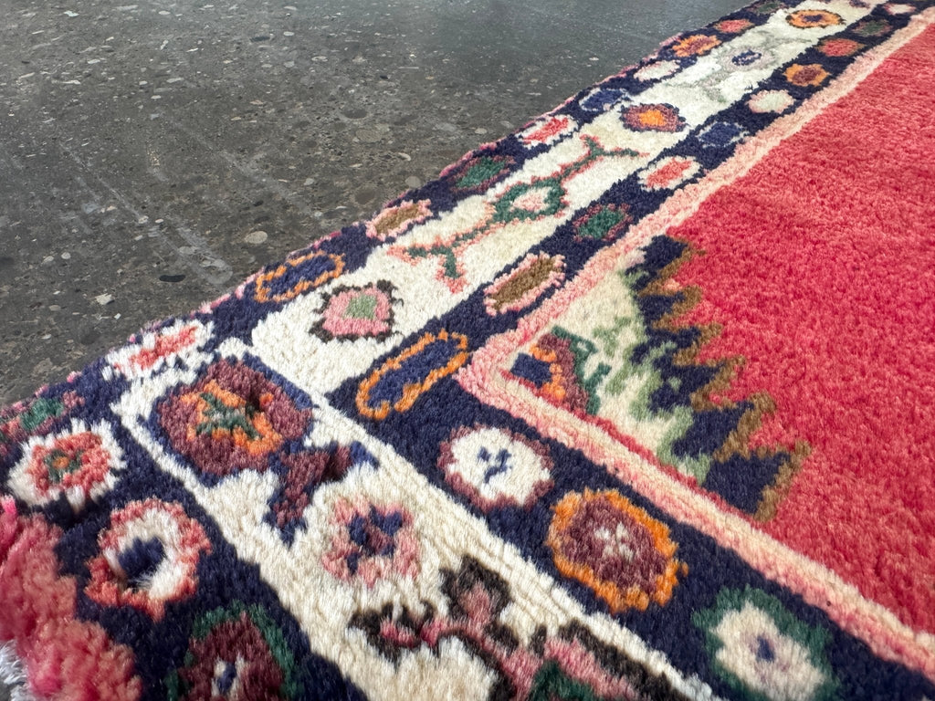 Boyukabad Accent Rug — Ivory Medallion on Rose Red | 3'5" × 3'9"