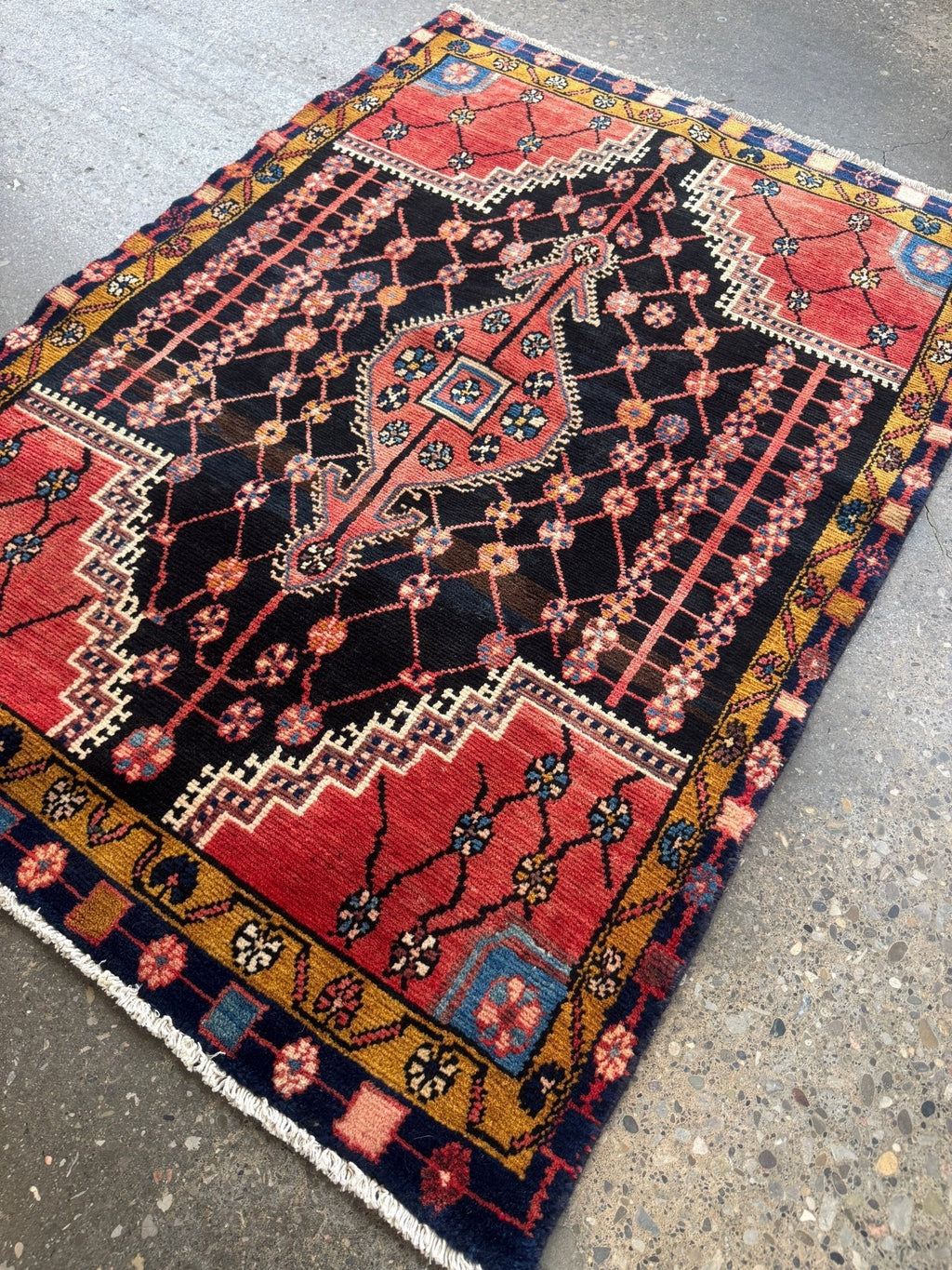 Jozan-Teppich — Korallenfarbenes florales Gittermuster auf Mitternachtsblau | 3'3" × 4'6"