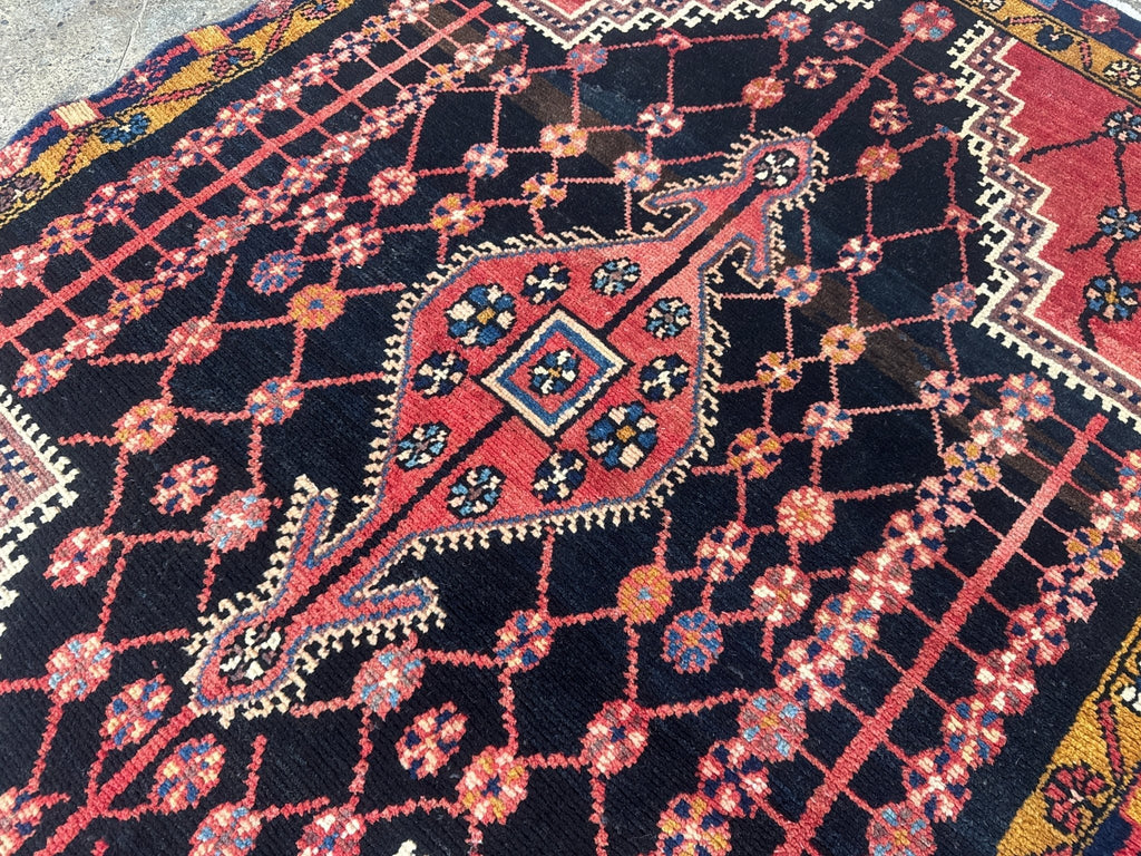 Jozan-Teppich — Korallenfarbenes florales Gittermuster auf Mitternachtsblau | 3'3" × 4'6"