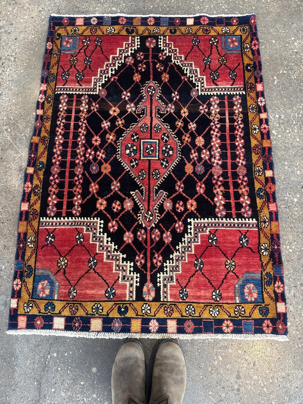 Jozan-Teppich — Korallenfarbenes florales Gittermuster auf Mitternachtsblau | 3'3" × 4'6"