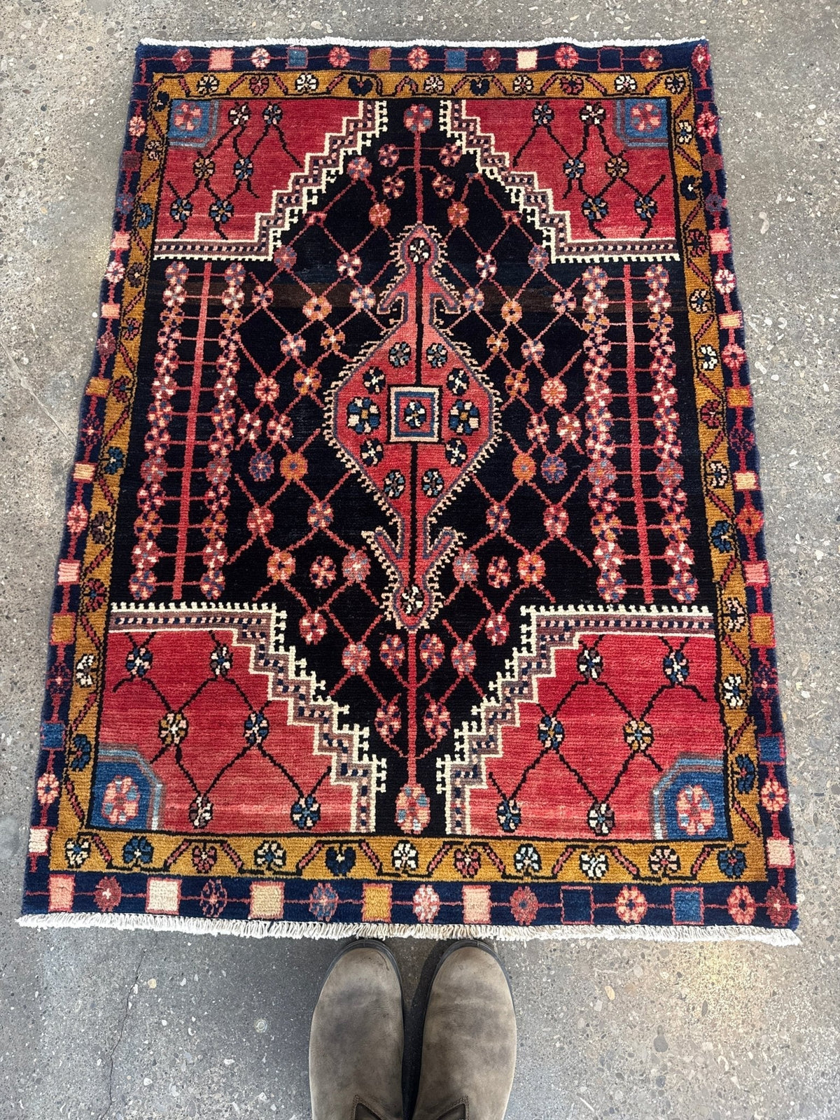 Jozan-Teppich — Korallenfarbenes florales Gittermuster auf Mitternachtsblau | 3'3" × 4'6"