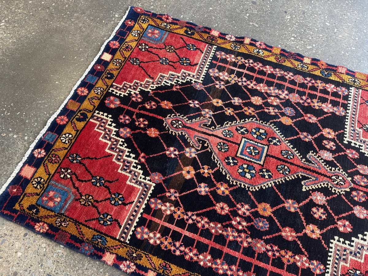 Jozan-Teppich — Korallenfarbenes florales Gittermuster auf Mitternachtsblau | 3'3" × 4'6"