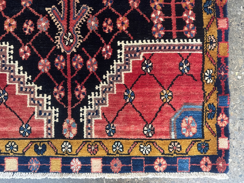 Jozan-Teppich — Korallenfarbenes florales Gittermuster auf Mitternachtsblau | 3'3" × 4'6"
