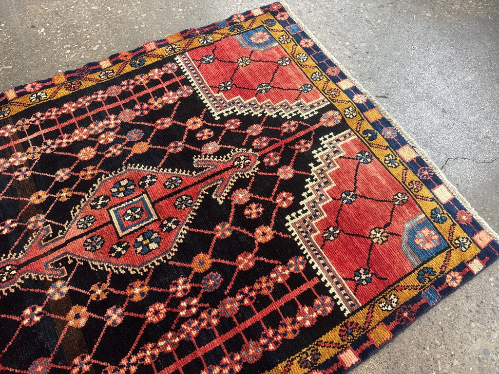 Jozan-Teppich — Korallenfarbenes florales Gittermuster auf Mitternachtsblau | 3'3" × 4'6"