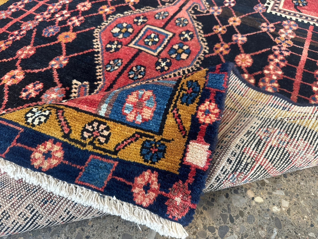 Jozan-Teppich — Korallenfarbenes florales Gittermuster auf Mitternachtsblau | 3'3" × 4'6"