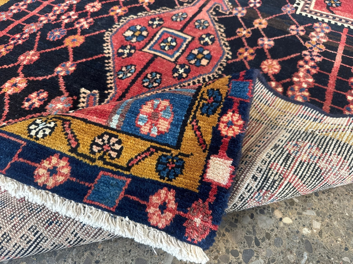 Jozan-Teppich — Korallenfarbenes florales Gittermuster auf Mitternachtsblau | 3'3" × 4'6"