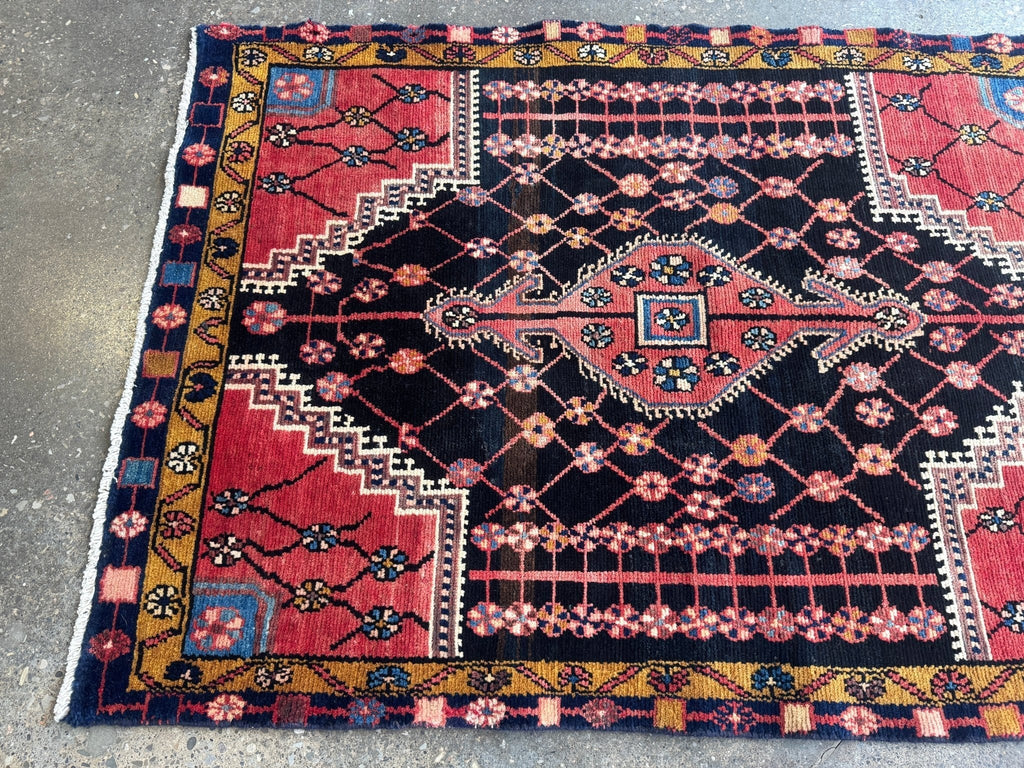Jozan-Teppich — Korallenfarbenes florales Gittermuster auf Mitternachtsblau | 3'3" × 4'6"
