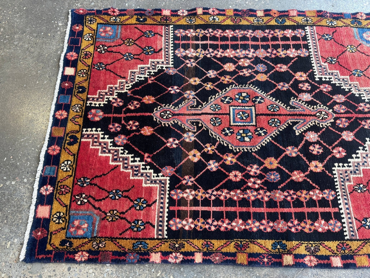 Jozan-Teppich — Korallenfarbenes florales Gittermuster auf Mitternachtsblau | 3'3" × 4'6"
