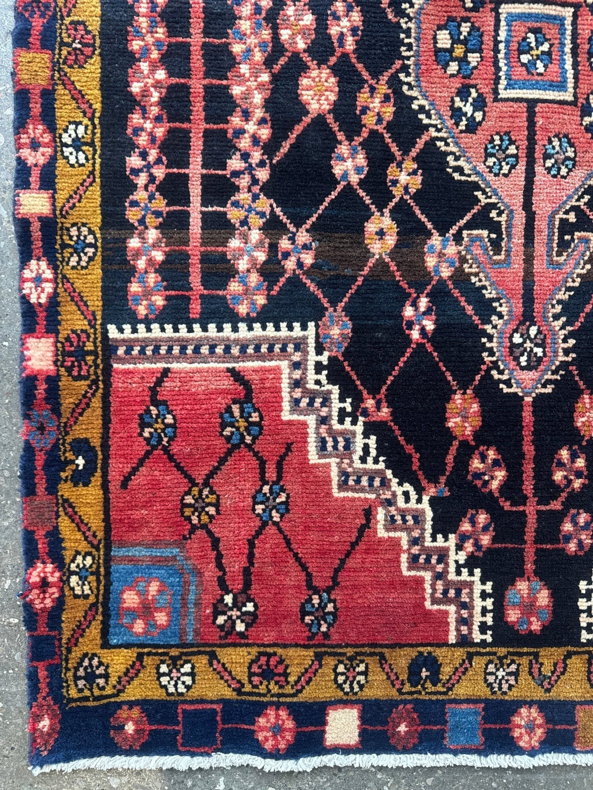 Jozan-Teppich — Korallenfarbenes florales Gittermuster auf Mitternachtsblau | 3'3" × 4'6"