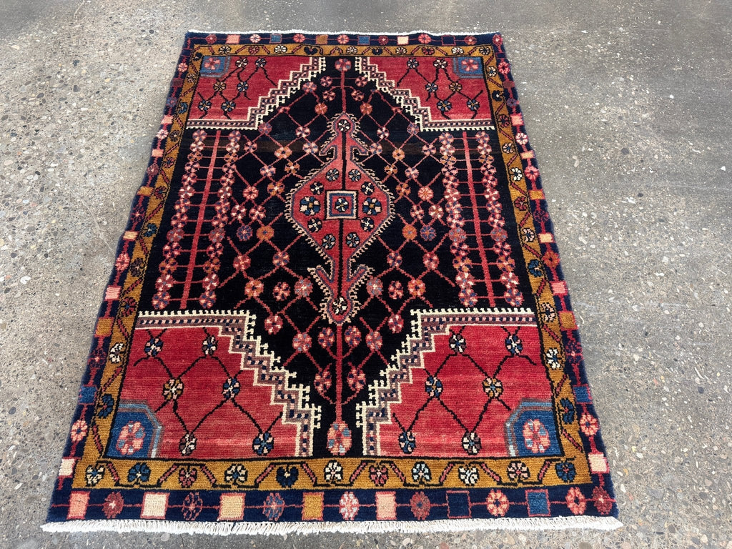 Jozan-Teppich — Korallenfarbenes florales Gittermuster auf Mitternachtsblau | 3'3" × 4'6"