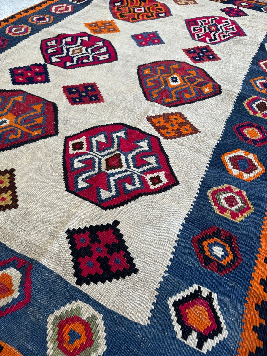 Qashqai Kilim — Jewel-Tone Scorpion Motifs on Ivory | 4'11" × 7'8"