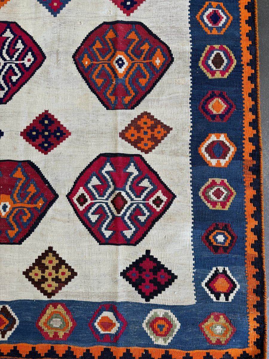Qashqai Kilim — Jewel-Tone Scorpion Motifs on Ivory | 4'11" × 7'8"