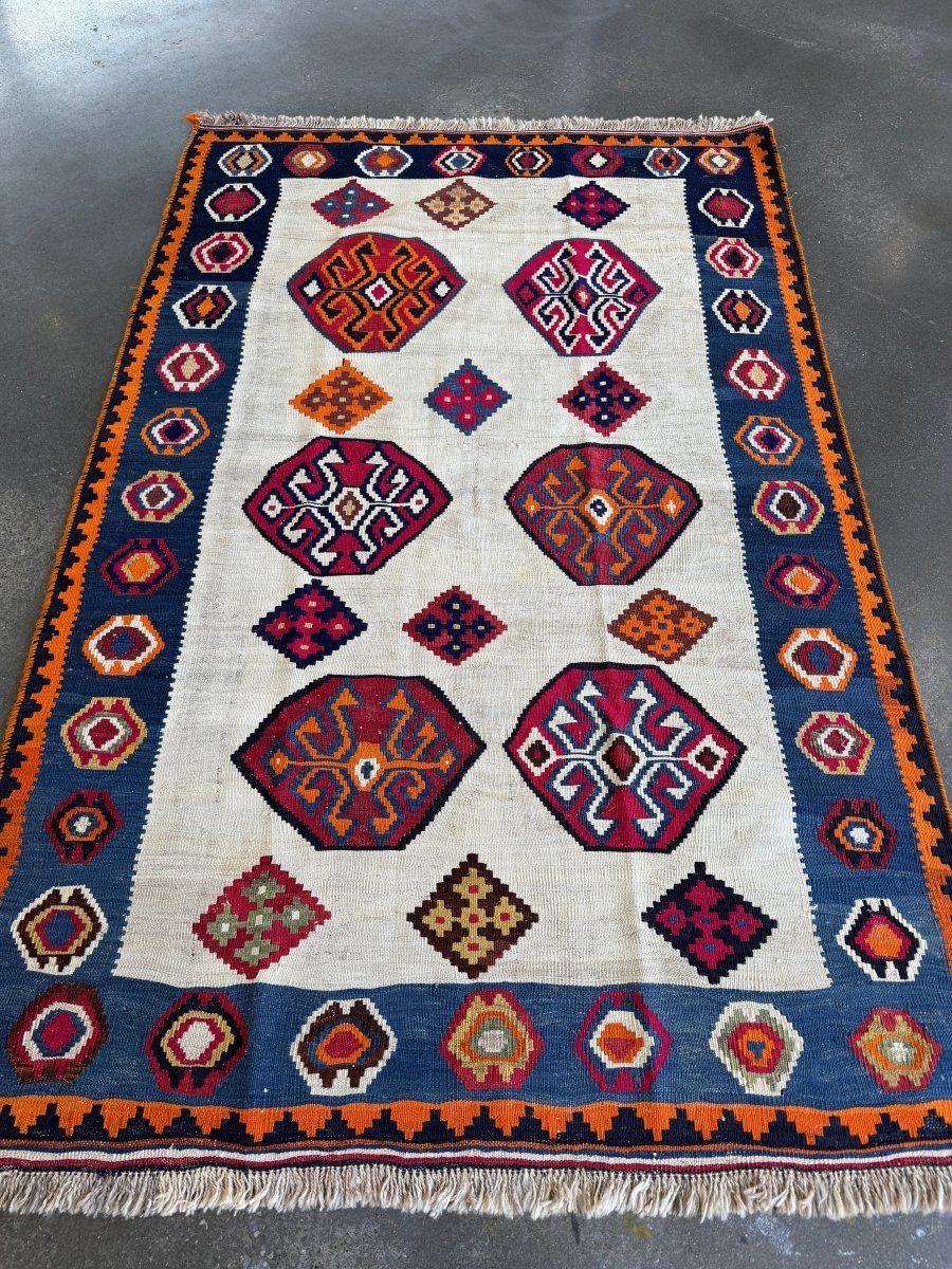 Qashqai Kilim — Jewel-Tone Scorpion Motifs on Ivory | 4'11" × 7'8"