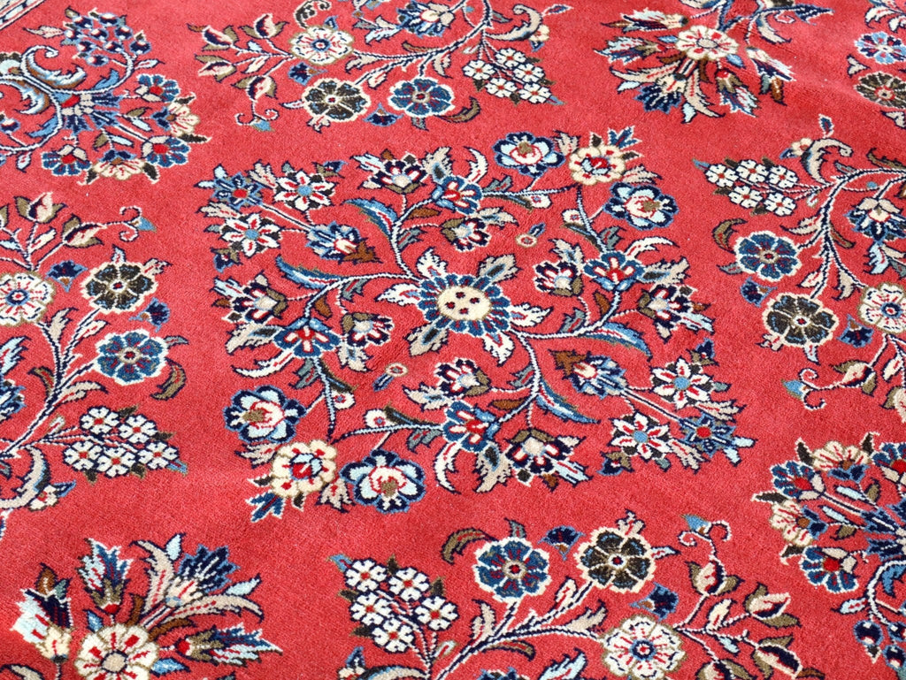 Signierter Sarouk-Teppich — Korallenfarbene Blumengestecke | 6'11" × 9'10"