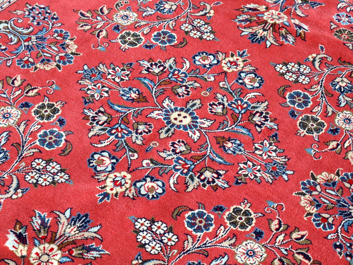 Signierter Sarouk-Teppich — Korallenfarbene Blumengestecke | 6'11" × 9'10"