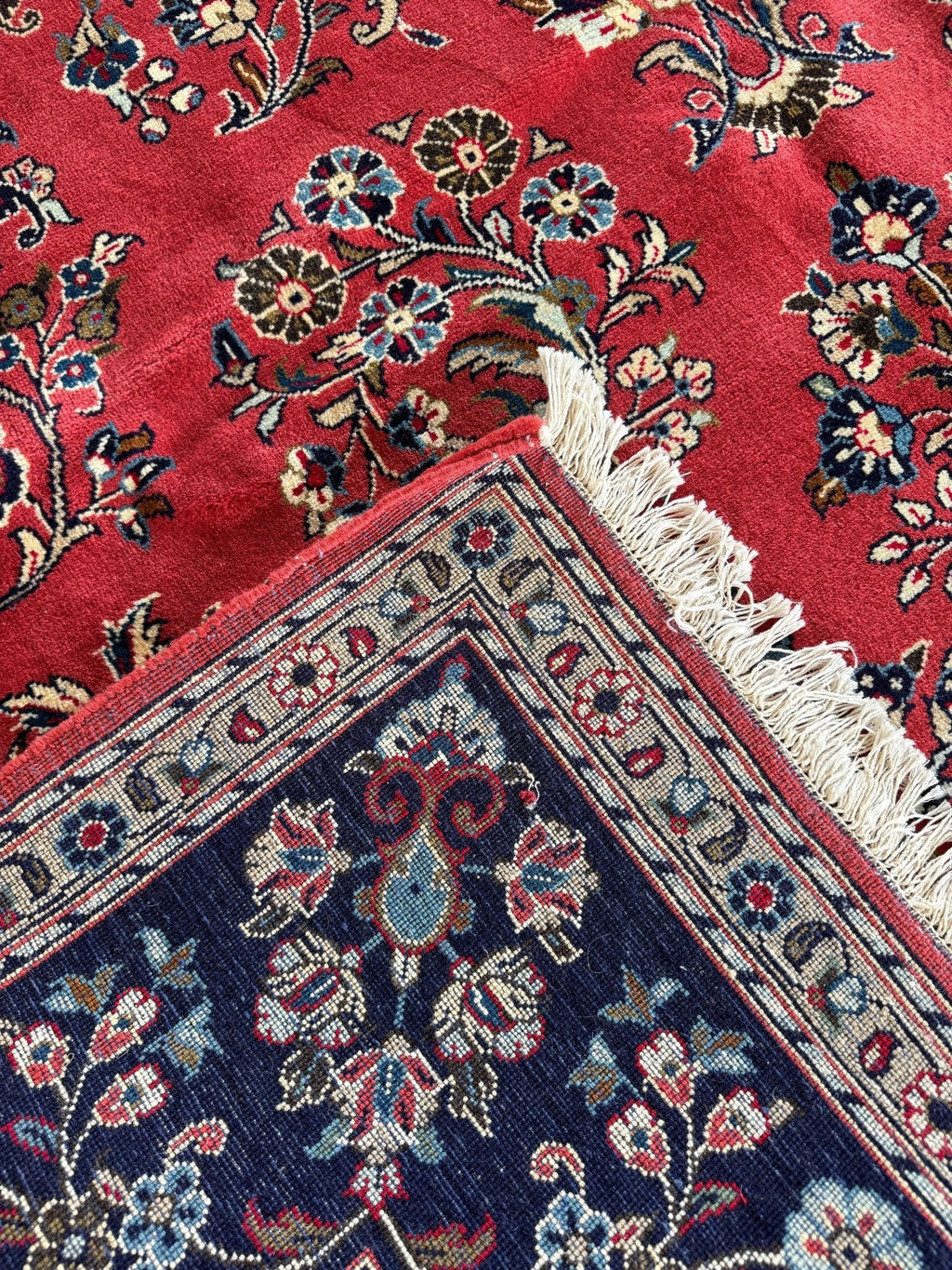 Signierter Sarouk-Teppich — Korallenfarbene Blumengestecke | 6'11" × 9'10"