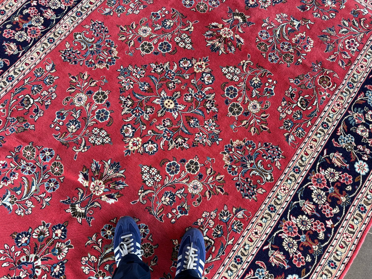 Signierter Sarouk-Teppich — Korallenfarbene Blumengestecke | 6'11" × 9'10"