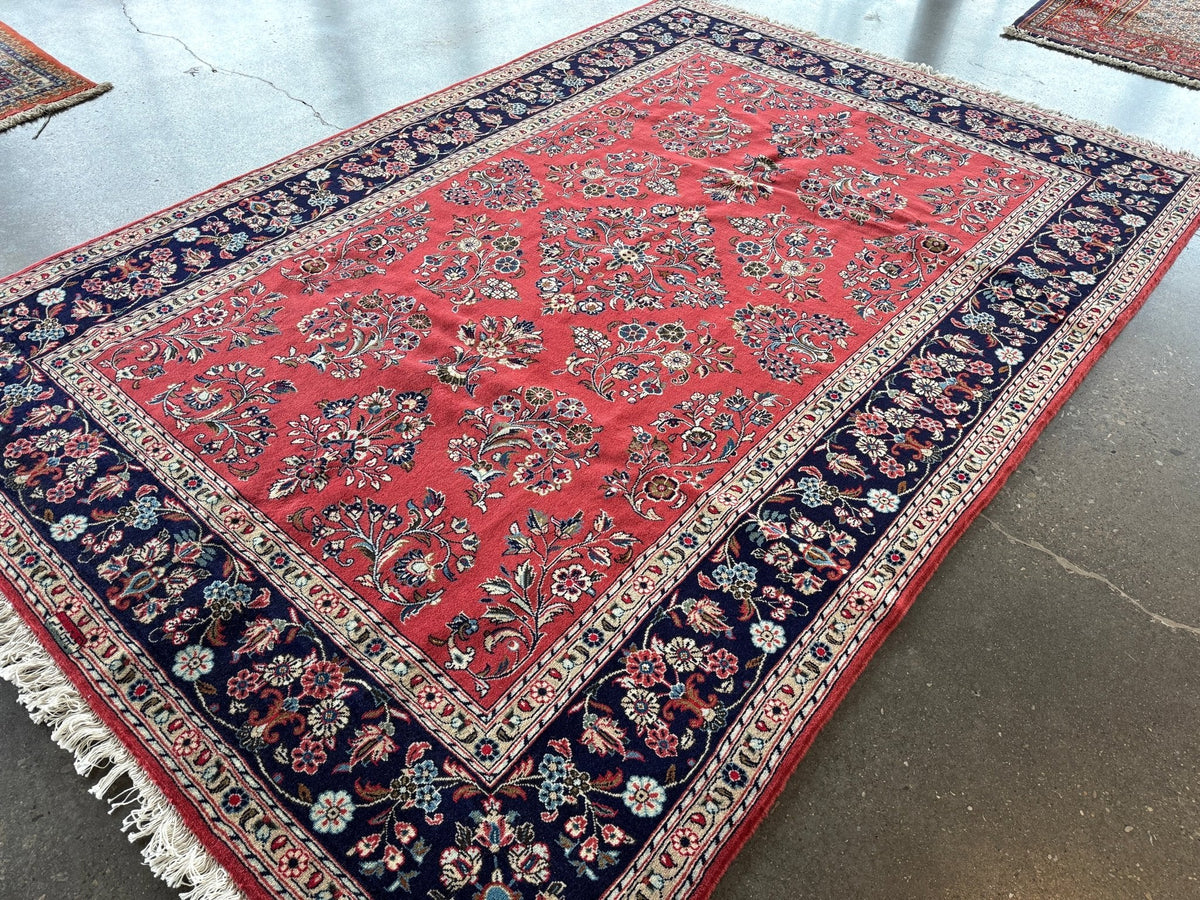 Signierter Sarouk-Teppich — Korallenfarbene Blumengestecke | 6'11" × 9'10"