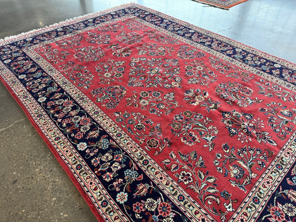 Signierter Sarouk-Teppich — Korallenfarbene Blumengestecke | 6'11" × 9'10"