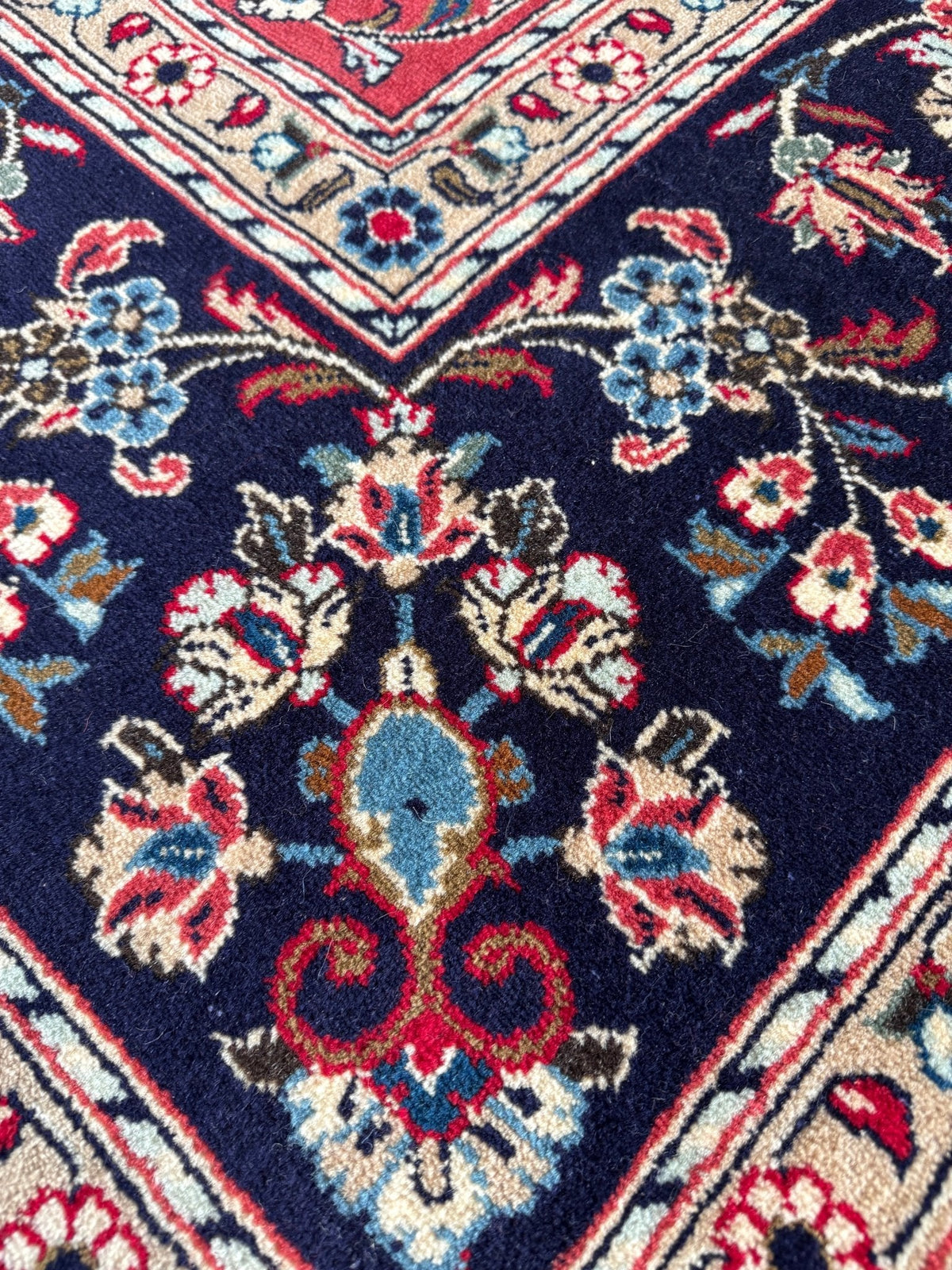 Signierter Sarouk-Teppich — Korallenfarbene Blumengestecke | 6'11" × 9'10"