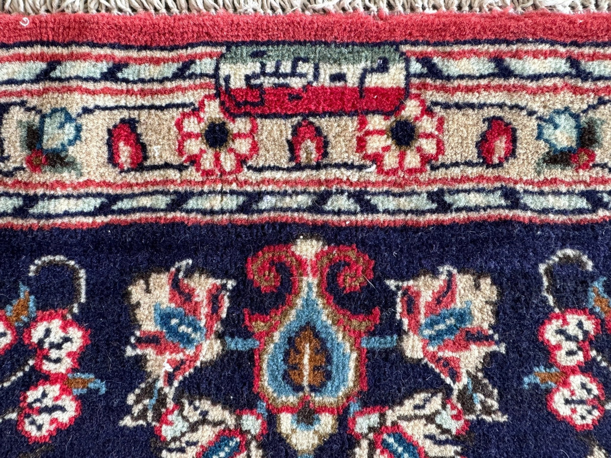 Signierter Sarouk-Teppich — Korallenfarbene Blumengestecke | 6'11" × 9'10"