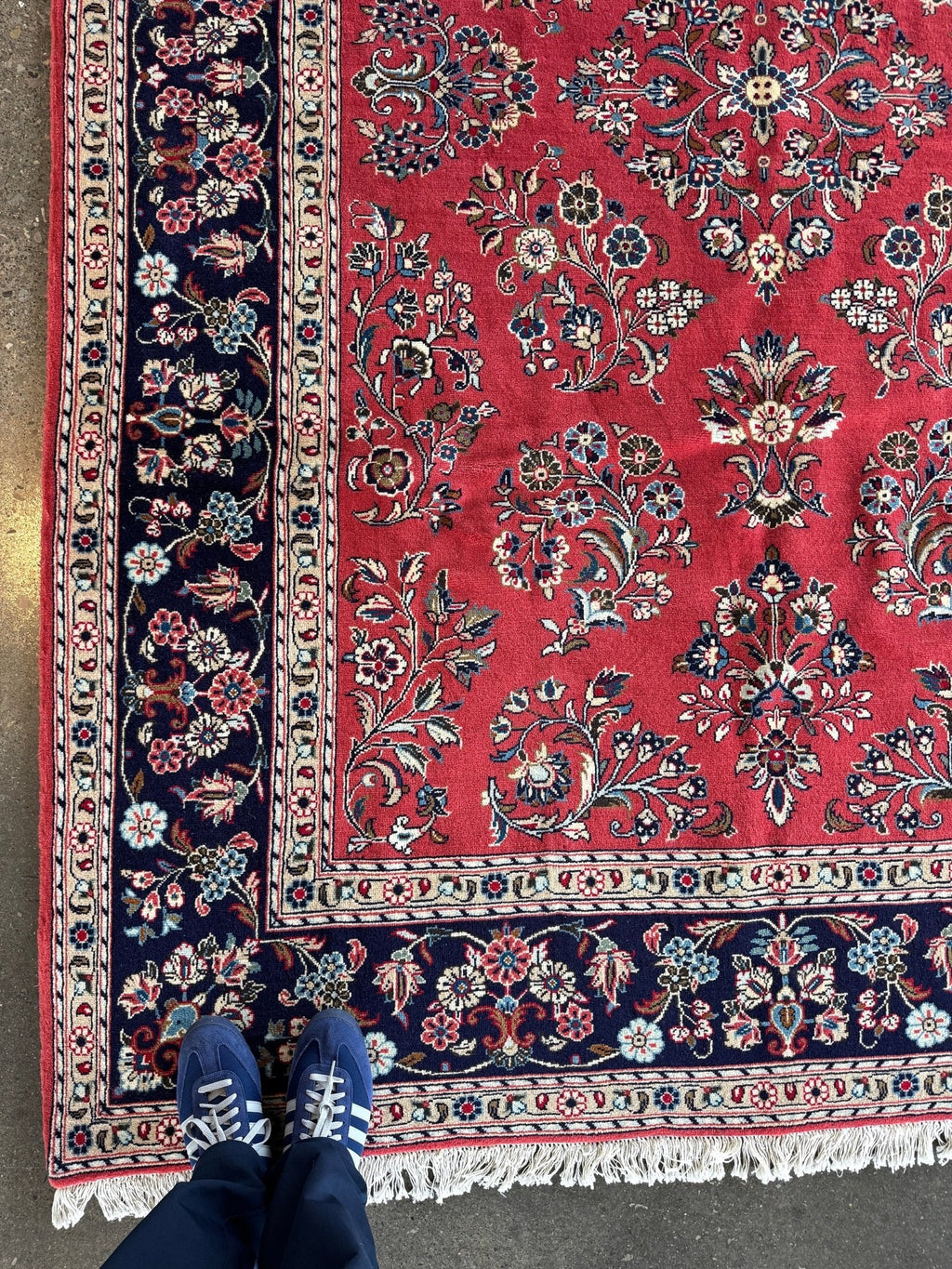 Signierter Sarouk-Teppich — Korallenfarbene Blumengestecke | 6'11" × 9'10"