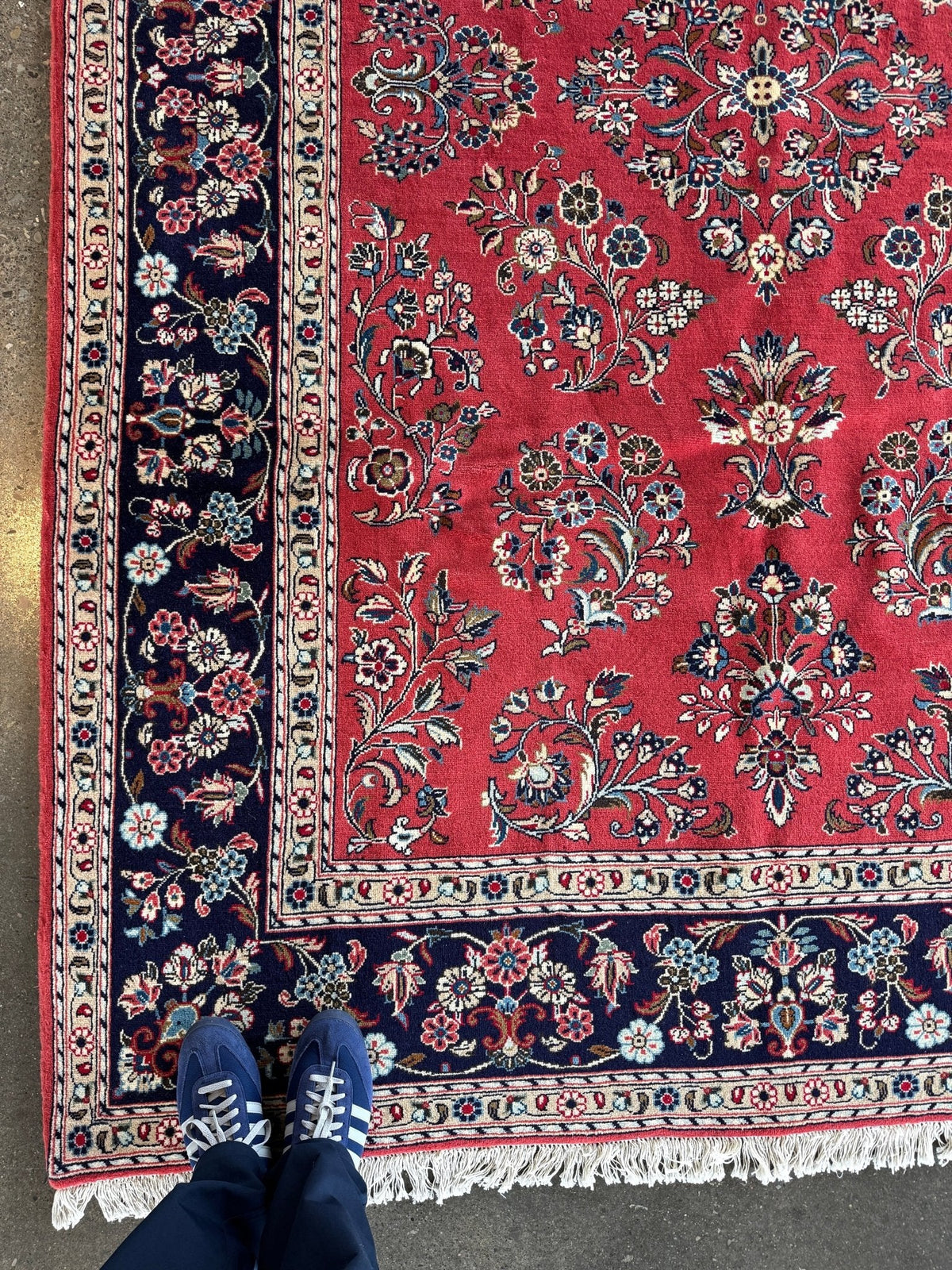 Signierter Sarouk-Teppich — Korallenfarbene Blumengestecke | 6'11" × 9'10"
