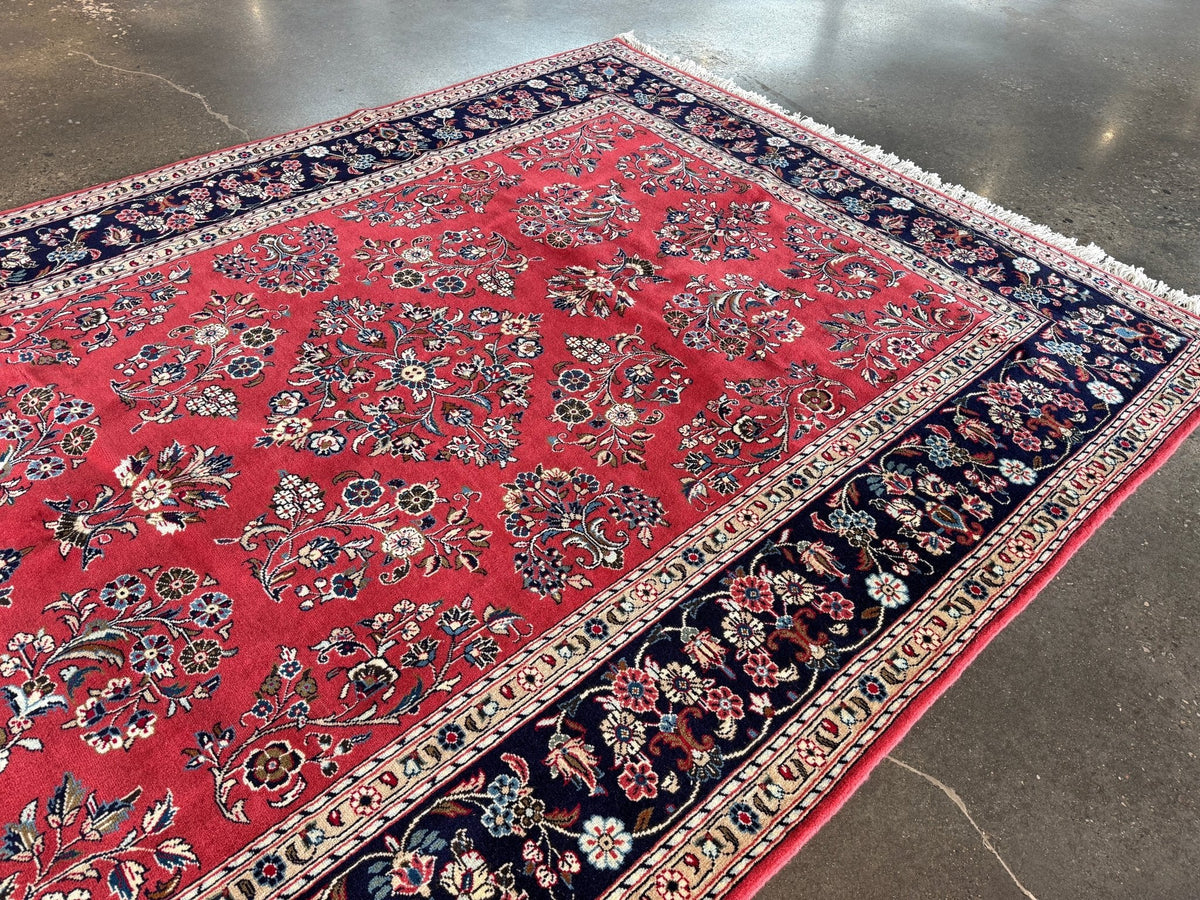 Signierter Sarouk-Teppich — Korallenfarbene Blumengestecke | 6'11" × 9'10"