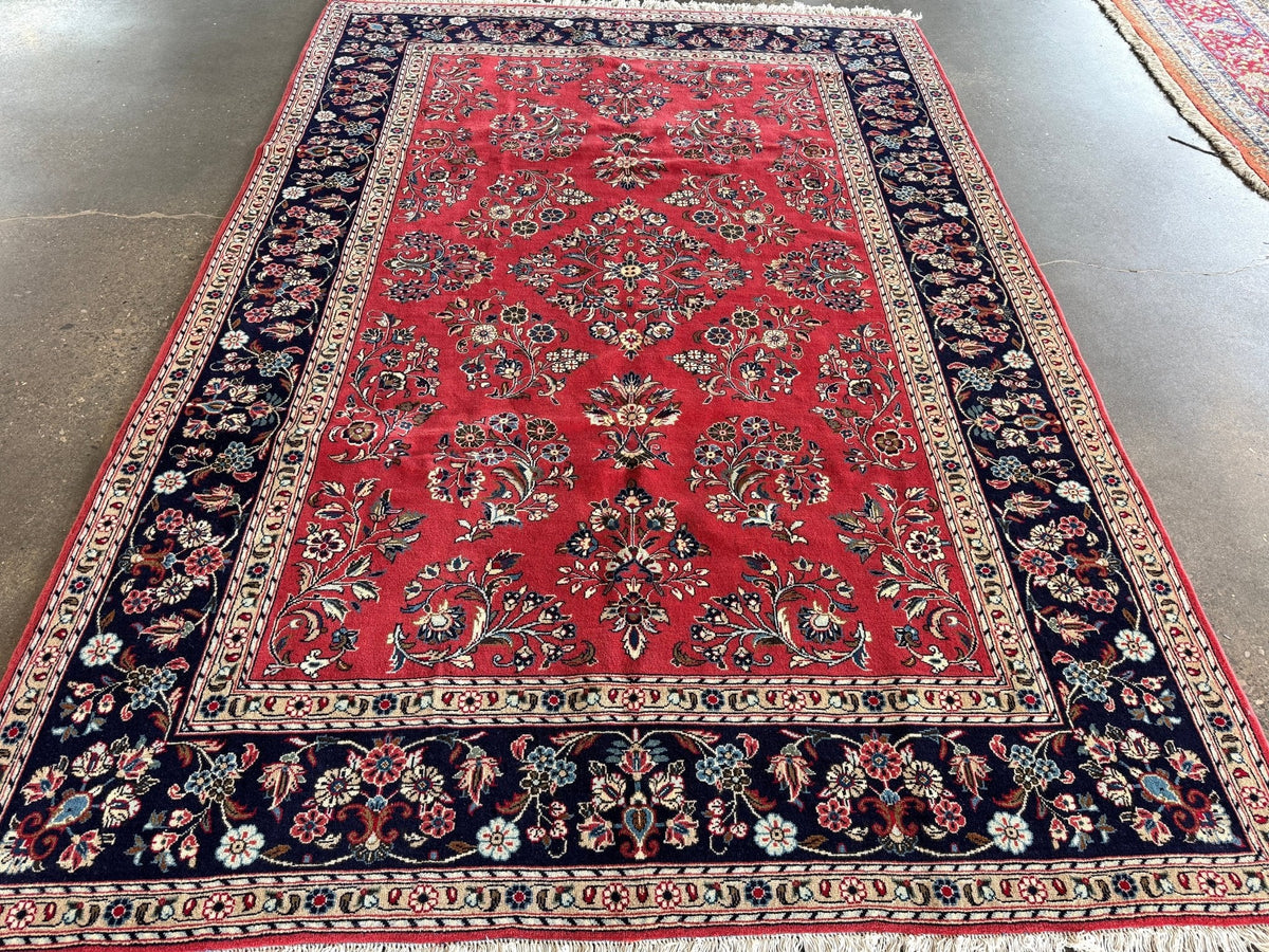 Signierter Sarouk-Teppich — Korallenfarbene Blumengestecke | 6'11" × 9'10"