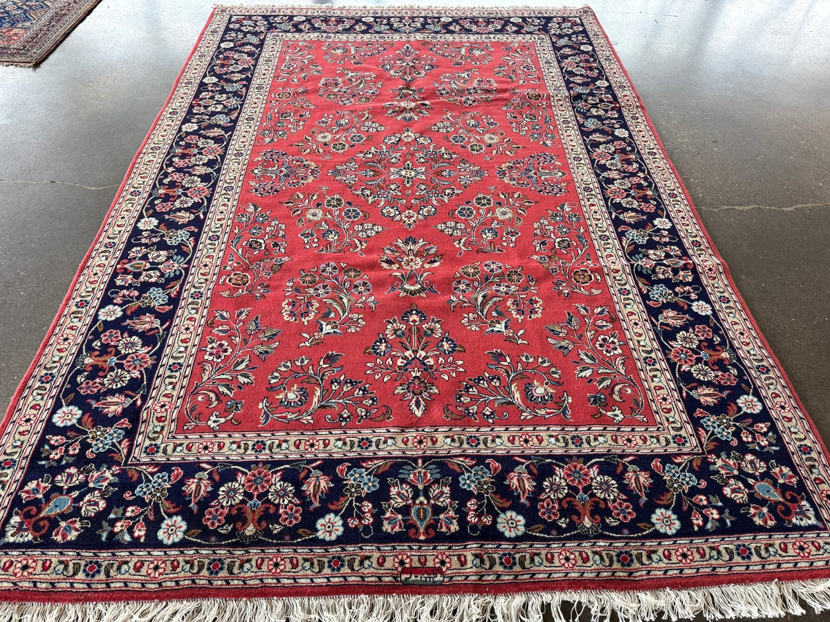 Signierter Sarouk-Teppich — Korallenfarbene Blumengestecke | 6'11" × 9'10"