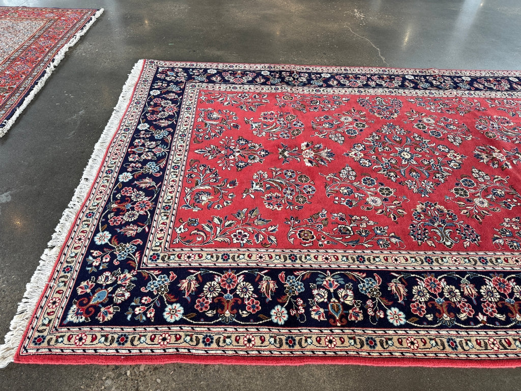 Signierter Sarouk-Teppich — Korallenfarbene Blumengestecke | 6'11" × 9'10"