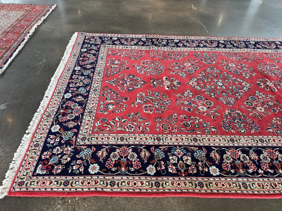 Signierter Sarouk-Teppich — Korallenfarbene Blumengestecke | 6'11" × 9'10"