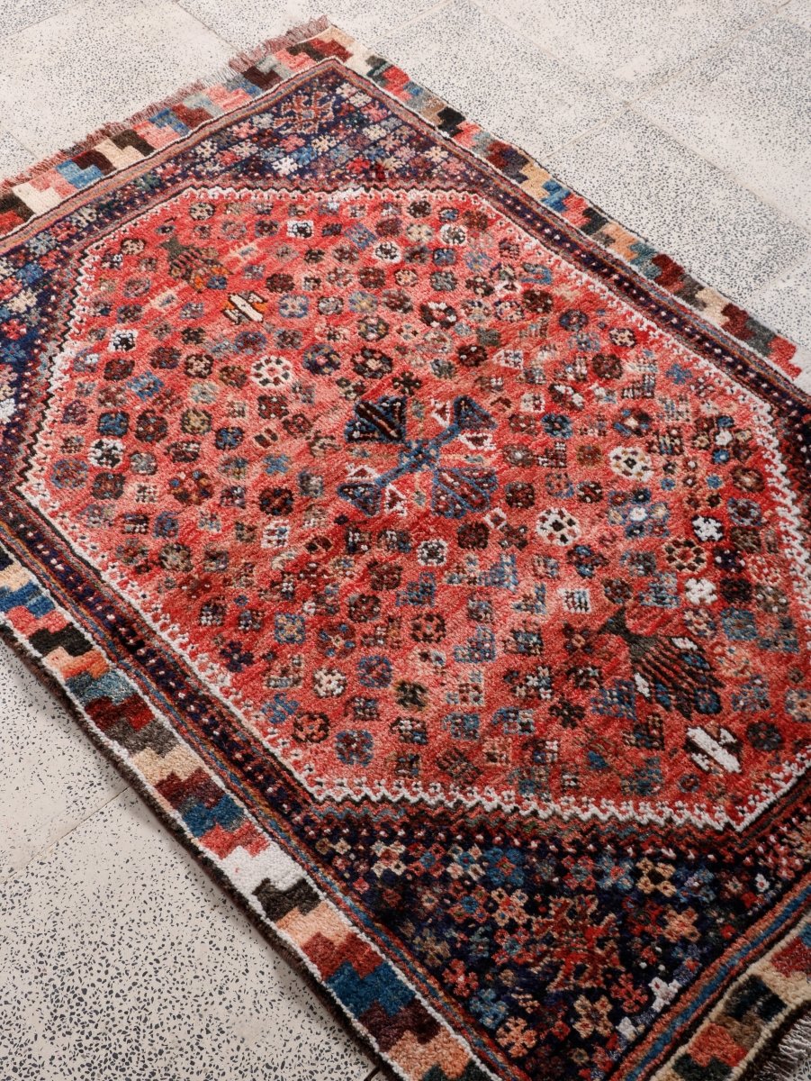 Persian Shiraz Rug — Coral Rosettes & Checkered Border | 3'6" × 5'1"
