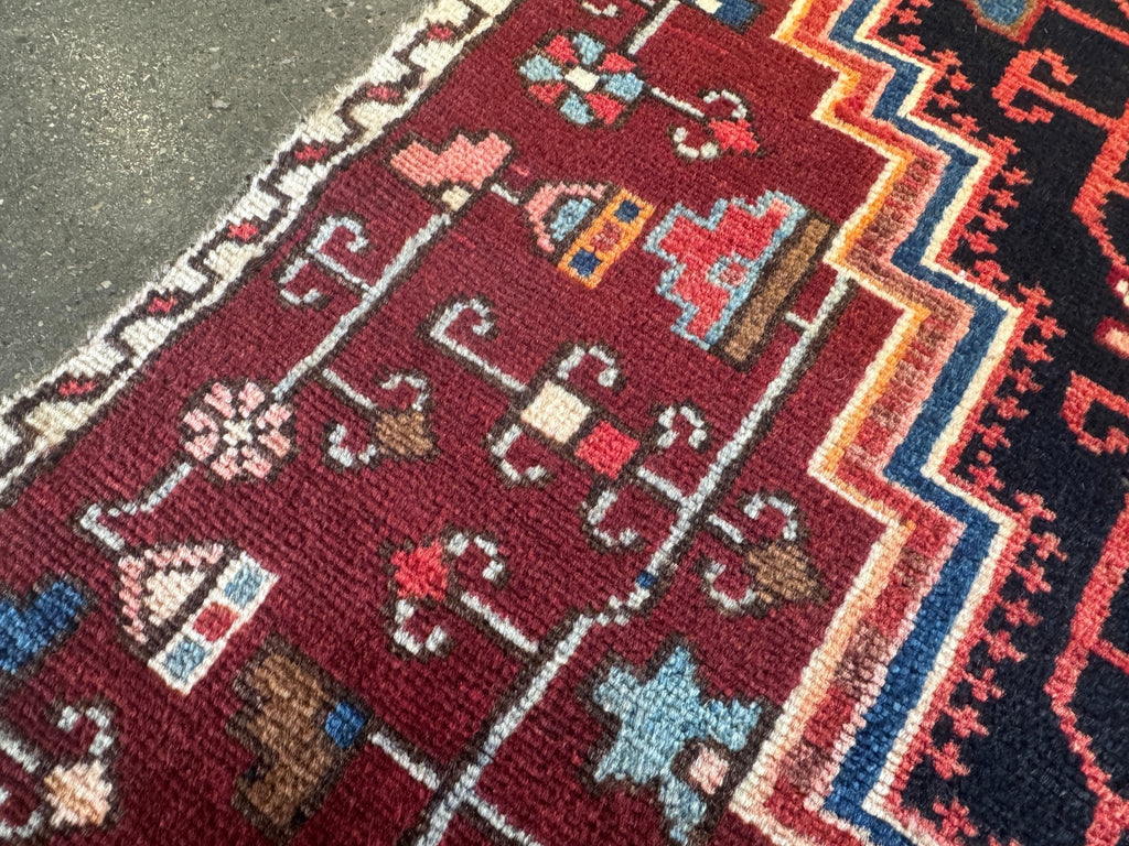 Tuyserkan-Teppich — rubinrotes und indigofarbenes, abgestuftes Medaillon | 2'8" × 5'1"