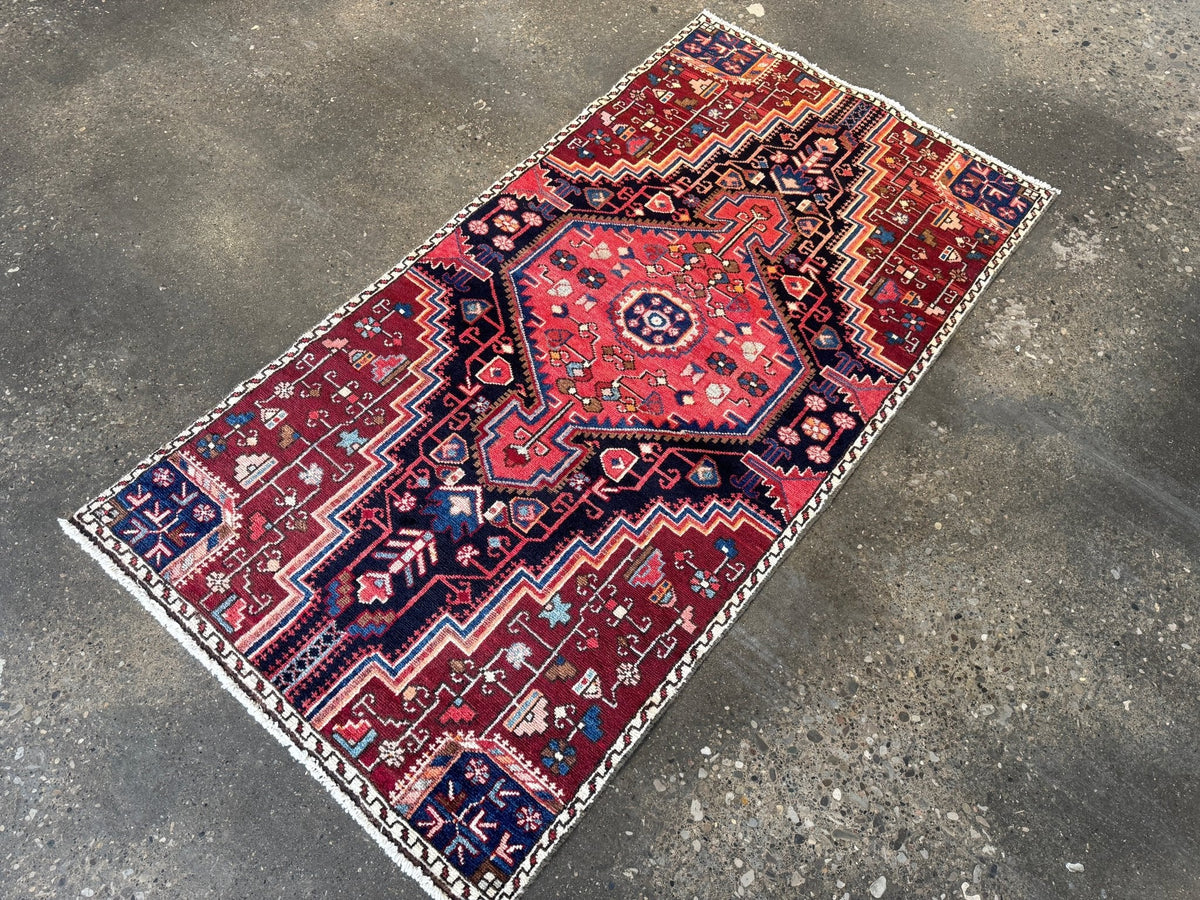 Tuyserkan-Teppich — rubinrotes und indigofarbenes, abgestuftes Medaillon | 2'8" × 5'1"