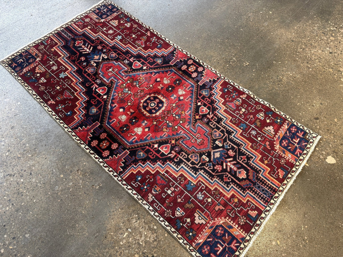 Tuyserkan-Teppich — rubinrotes und indigofarbenes, abgestuftes Medaillon | 2'8" × 5'1"