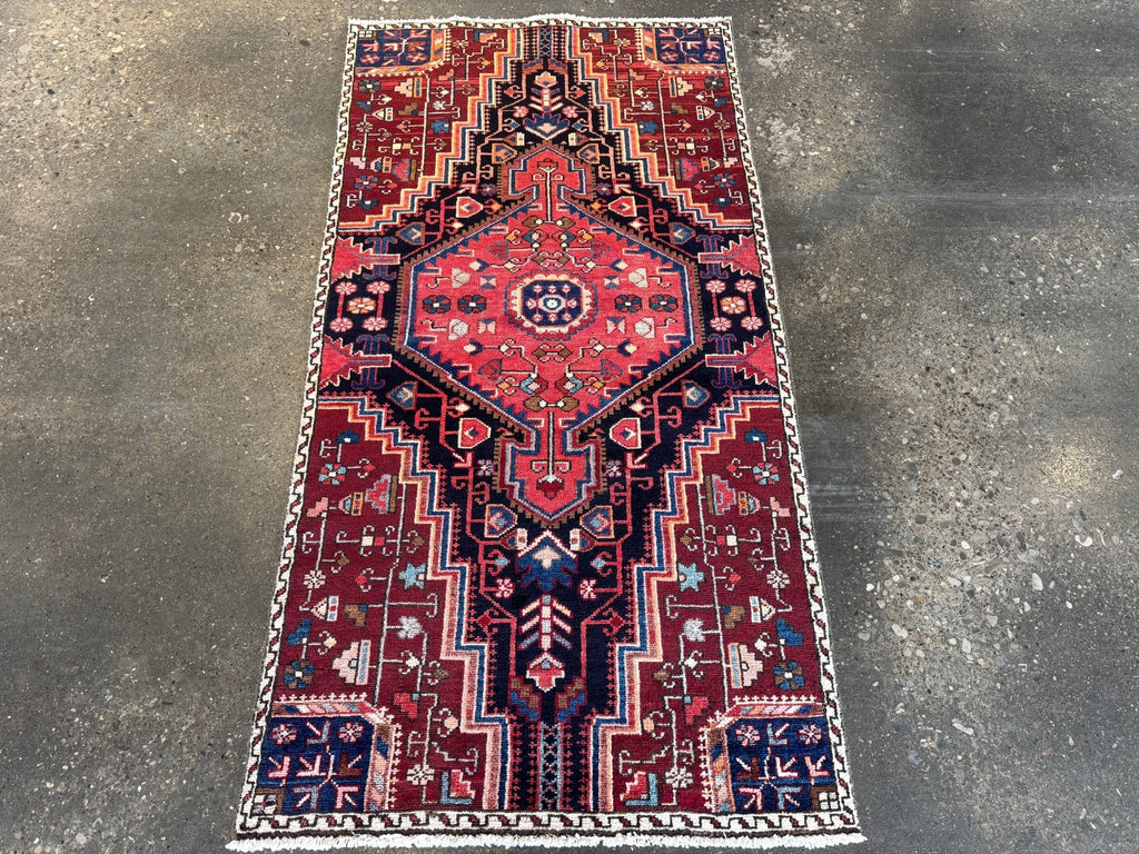 Tuyserkan-Teppich — rubinrotes und indigofarbenes, abgestuftes Medaillon | 2'8" × 5'1"